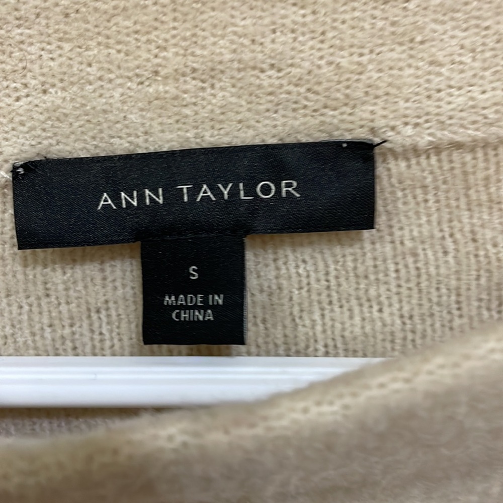Ann Taylor beige sweater Scion’s neck size S - Picture 2 of 16